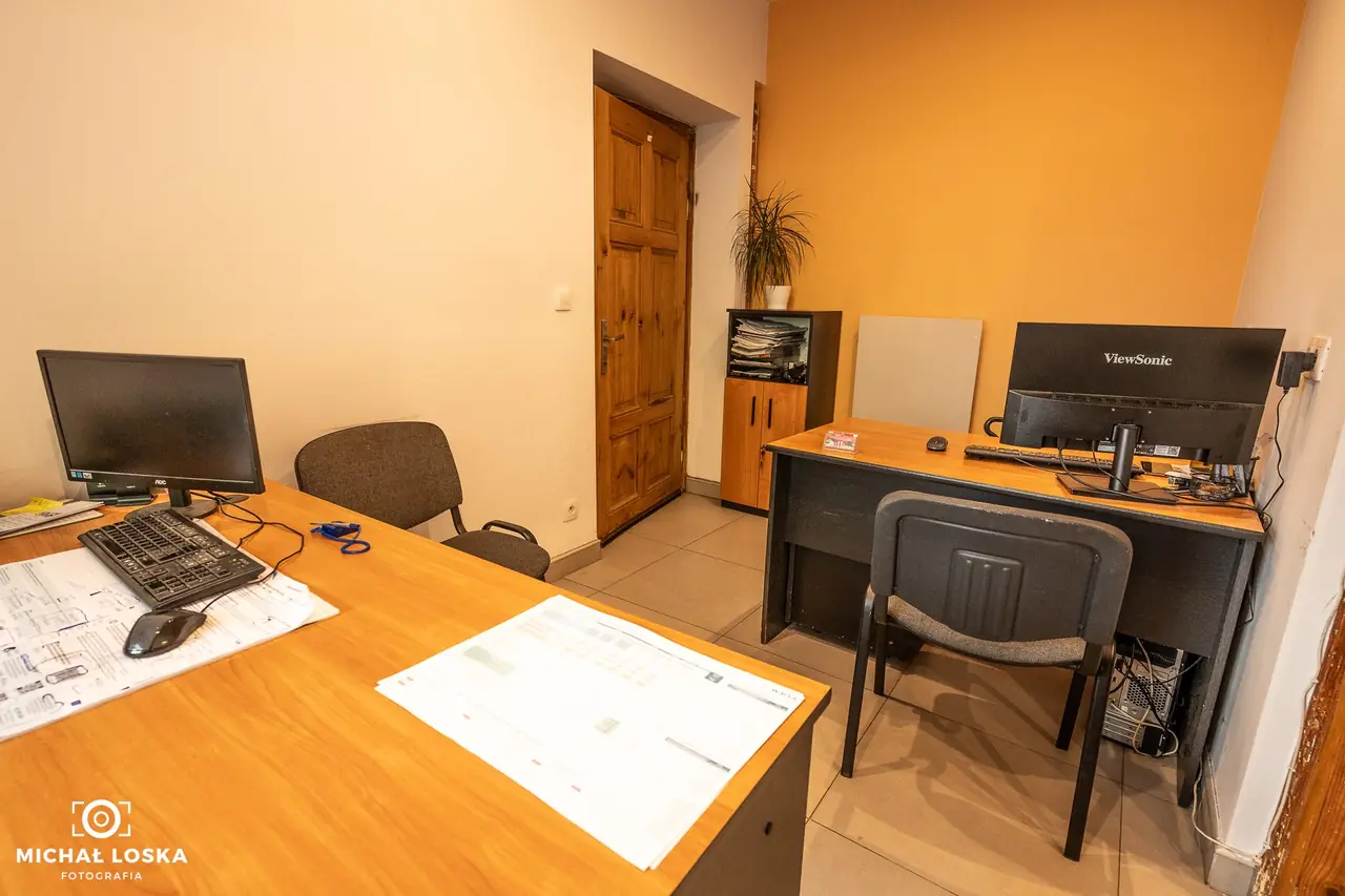 Biurko doradcy z dokumentami do przygotowania oferty ubezpieczeniowej